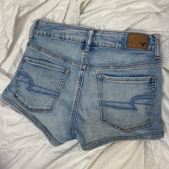 Women’s American Eagle light wash hi-rise shortie jean shorts. Size 4. - Picture 12 of 16